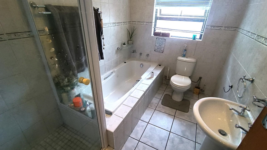 4 Bedroom Property for Sale in Ruwari Western Cape